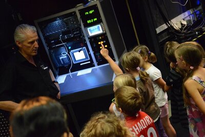 Produktionen > 2017 > Im Kaiser sini neue Chleider > Kinder VIP