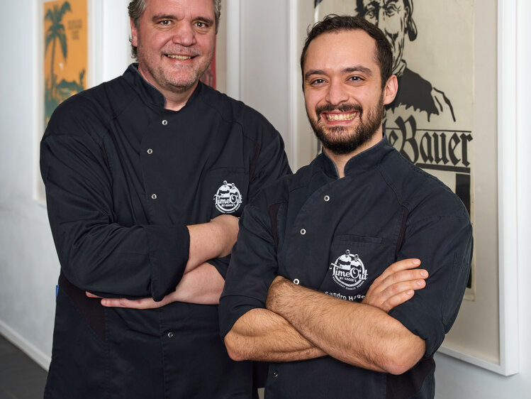 Produktionen > 2024 > Schauspiel > Vorleser > Gastronomie > Spalte 2