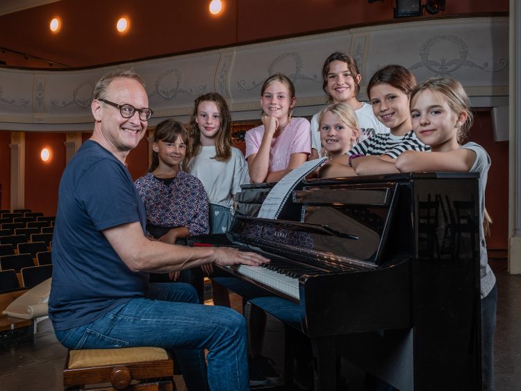 Produktionen > Herzogin von Chicago > Kinderchor1